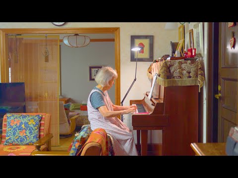 Видео: Моя 91-летняя бабушка играет "Турецкий марш" | Осень началась на Хоккайдо, Япония.