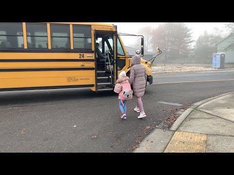 Видео: Эвичка едет в школу 🚌 Evelinas first day of school 👩‍💻🙋‍♀️