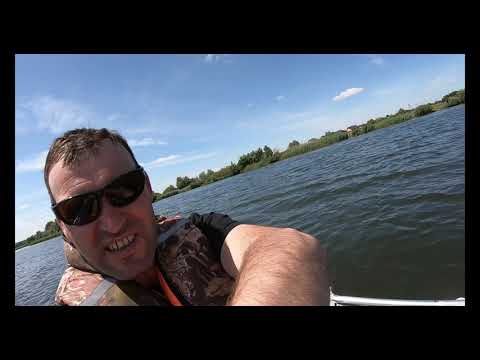 Видео: Обкатка лодочного мотора Тохатсу-5 . Лодка Таймень - 320.