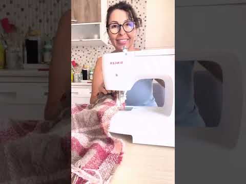 Видео: Утепляемся! Жилетка из шарфа за 5 минут. Getting Cozy! A Warm Home Vest from a Scarf in 5 Minutes.