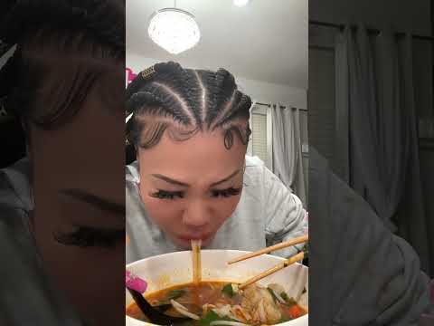 Видео: Ем лапшу #лапша #свининафо