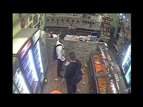 Видео: В Подольске полицейскими задержан дебошир, разгромивший топором магазин