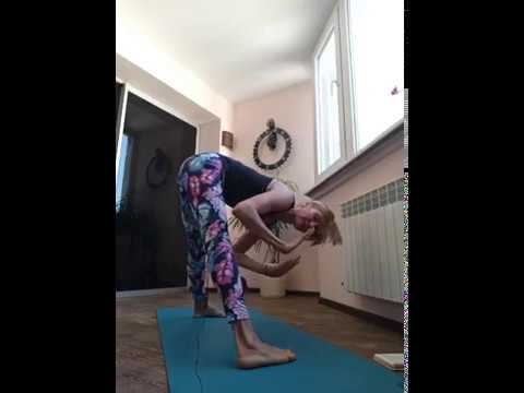 Видео: Аштанга йога, разбираем асаны первой последовательности. Часть 2.