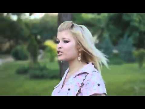 Видео: Девушка читает реп про