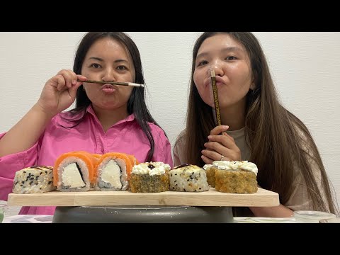 Видео: МУКБАНГ / MUKBANG / КУШАЕМ РОЛЛЫ С ПОДРУГОЙ / ЛЮБИМАЯ ЕДА / СУШИ