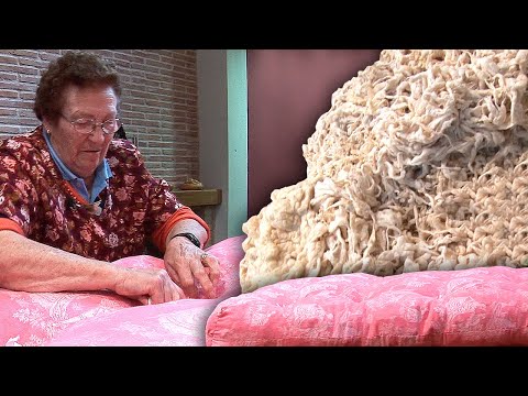 Видео: Матрасы. Это была тяжелая работа по очистке и взбиванию шерсти матрасов | Документальный фильм