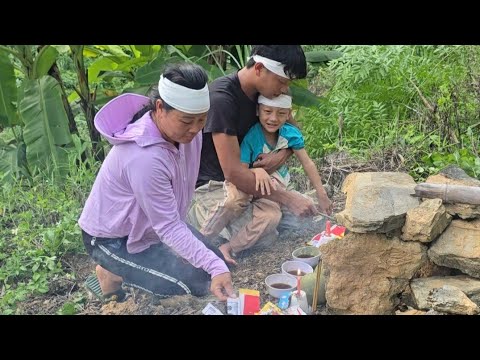 Видео: Отец-одиночка: Чиу Выонг и его отец пошли воскуривать благовония в память о его матери после её сме