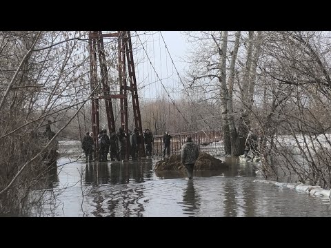 Видео: Паводок в Уральске. Власти решили ослабить мост, чтобы пропустить льды