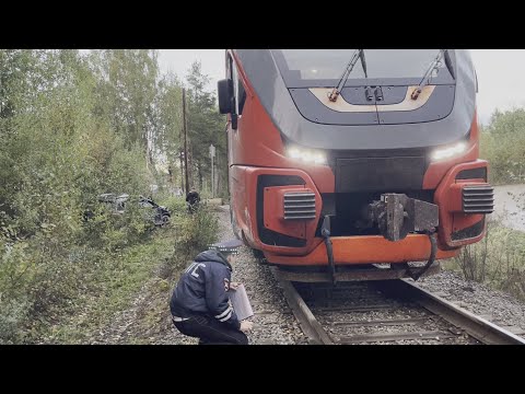Видео: Рельсовый автобус проткнул бездорожник на переезде и сбросил в лес