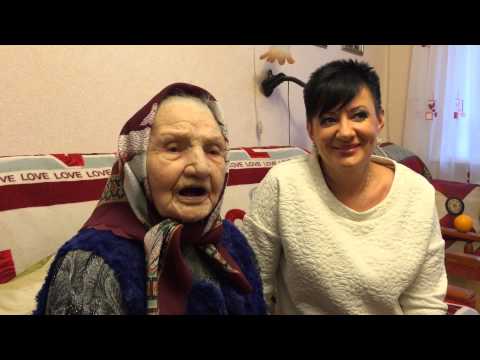 Видео: Алена Полевая, наша 103 летняя бабушка читает стихи