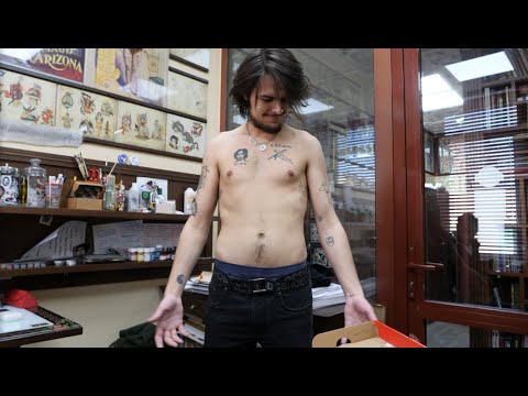Видео: Домашняя татуировка. Как зайти в тату индустрию. Саня Bones.