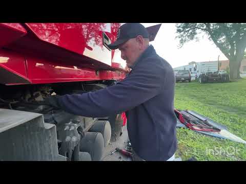 Видео: Зачистка клем аккумулятора грузовика Volvo VNL