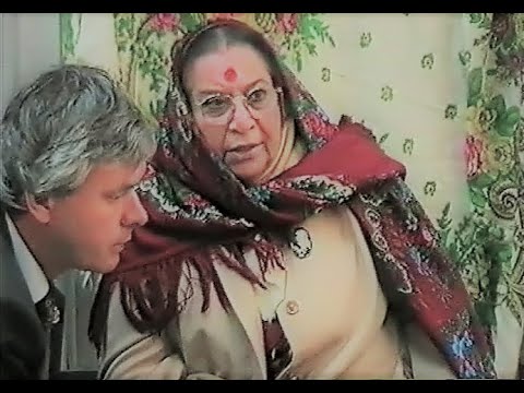 Видео: Шри Матаджи в аэропорту г.Тольятти.Беседа с С.Йогами.Вылет в г.Киев 24.09.1995