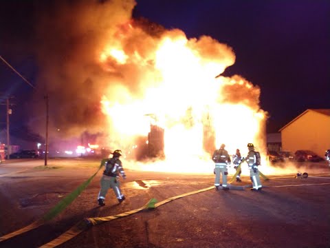 Видео: Пожарная служба Ньюарка, штат Огайо, коммерческое здание, пожар 643, Мак-Кинли, командный вид с р...
