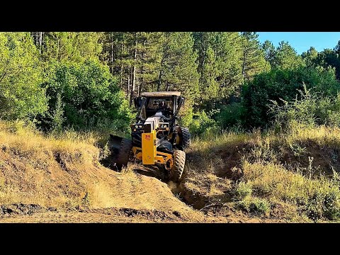 Видео: Как грейдер Deere 670 ремонтирует глубокие трещины на дорогах #johndeere #грейдер #автогрейдер