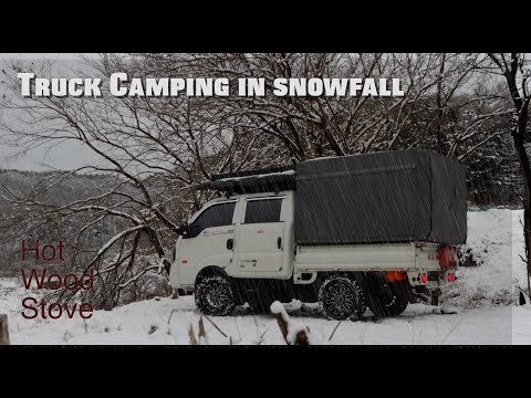 Видео: [4k wide] Сильный снегопад, кемпер с дровяной печью, кемпинг в одиночестве в снегу