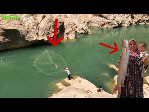 Видео: Семья кочевников ловит рыбу в горной реке🎣🌊 | Кочевая жизнь в Иране