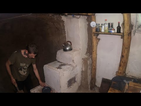 Видео: Землянка бункер . Один в лесу прячюсь от грозы в доме под землей