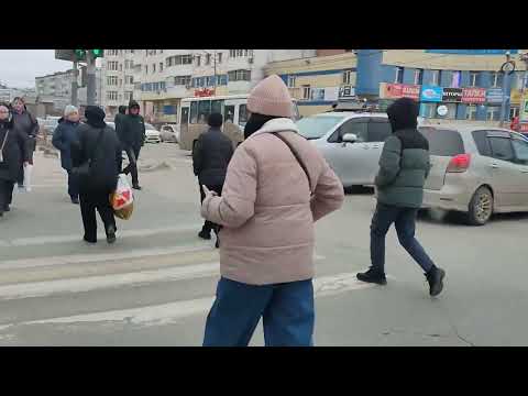 Видео: Снег, холодный пронизывающий ветер в Якутске, в конце апреля. Заброшенные местам в центре.