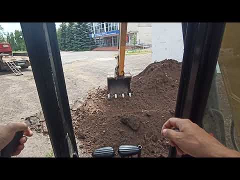 Видео: Мини экскаватор Cat 305sr. Обратная засыпка траншеи.