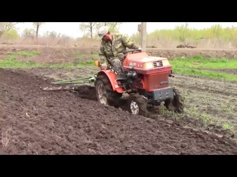 Видео: Kubota В10 с двухкорпусным плугом