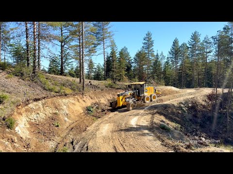 Видео: Грейдер Deere 670 GP режет и выравнивает склоны. #johndeere #грейдер #deere