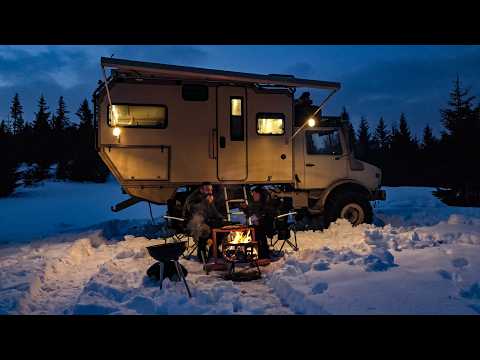 Видео: ГОРЯЧИЙ КЕМПЕР НА СНЕЖНОМ ХОЛМЕ