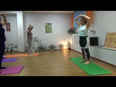 Видео: Йога для пожилых. Суставная и дыхательная разминка. Упражнения для всего тела.