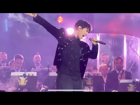 Видео: Димаш / Dimash ~ The Love of Tired Swans ~ Igor Krutoy Concert , Minsk Belarus 2019 fancam