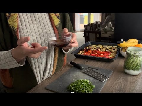 Видео: Салат из запеченных овощей вкусный обед,работа на участке