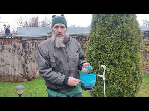 Видео: Уход за газоном зимой.   Способ внесения доломитовой муки.