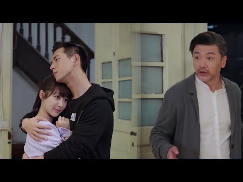 Видео: Пара целовалась, пока родителей не было дома, но неожиданно вернулся отец.