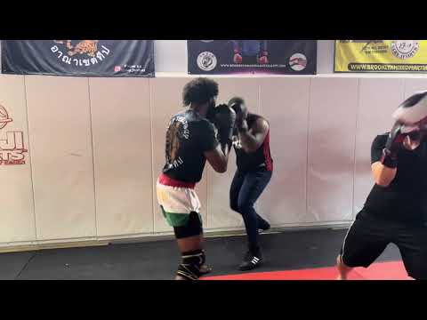 Видео: Занятия смешанными боевыми искусствами в Бруклине