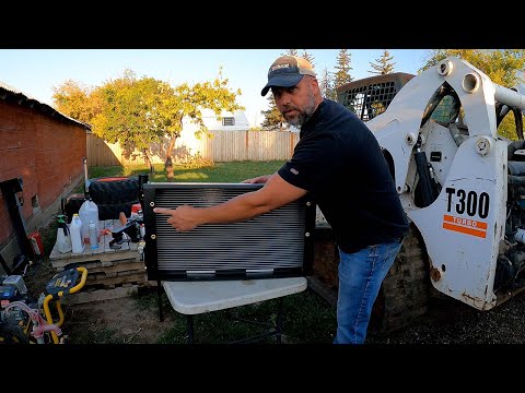 Видео: Утечка охлаждающей жидкости Bobcat, замена радиатора T300.