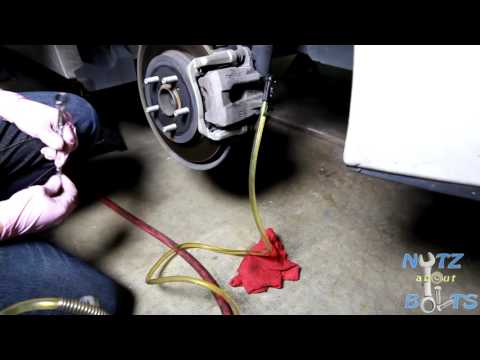 Видео: Промывка тормозов Toyota Prius 2010-2015