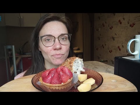 Видео: МУКБАНГ: тортик с 🍓 и сыр / Петергоф, прогулка