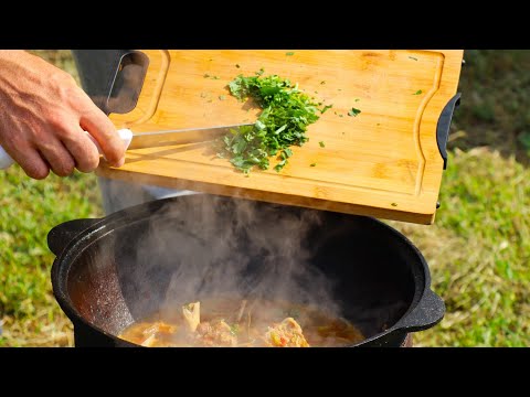 Видео: МЯСНОЙ СОУС ИЗ КОЗЛЯТИНЫ В КАЗАНЕ НА КОСТРЕ. ПОСЛЕ ТАКОГО ПОЛЮБИШЬ И КОЗЛА!