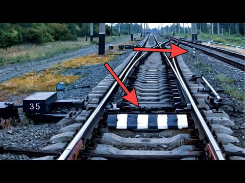 Видео: Зачем на железной дороге устанавливают полосатые планки и столбики
