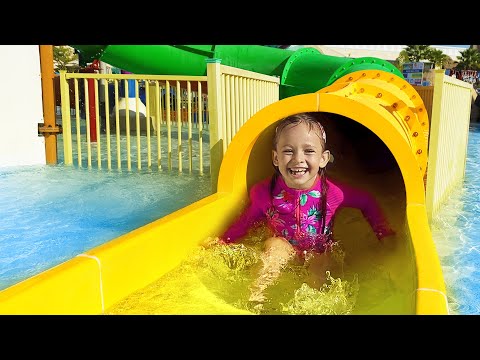 Видео: Аквапарк и Супер-пупер Домик из Картона | Майя и Маша