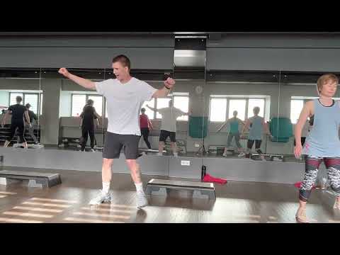 Видео: СТЕП АЭРОБИКА #1 ПОЛНЫЙ УРОК | 3 СВЯЗКИ С РАЗУЧИВАНИЕМ | STEP DANCE