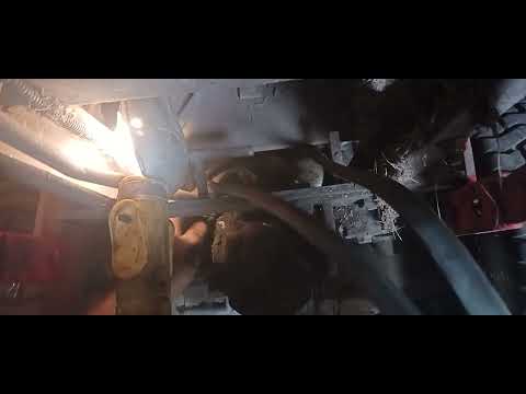 Видео: как снять приводной ремень и поставить его на газонокосилку Kubota с нижним креплением для деки