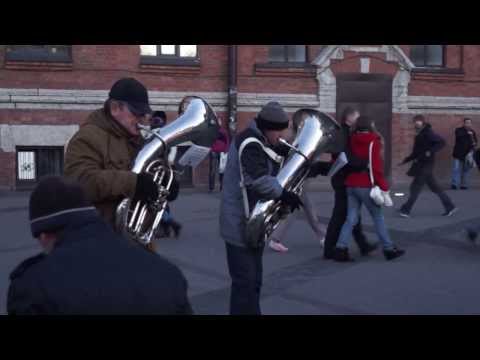 Видео: 2013-10-21 18:52 Танго в исполнении духового оркестра на удице - редкость...