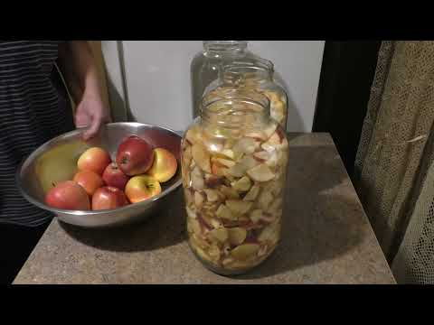 Видео: 🍎 ЯБЛОЧНЫЙ УКСУС делаю в ДЕКАБРЕ  ✅От Нарезки ЯБЛОК до УКСУСНОЙ МАТКИ✅