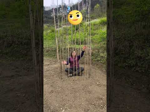 Видео: Мъжът стои неподвижно без да мърда! 🧍‍♂️😶‍🌫️