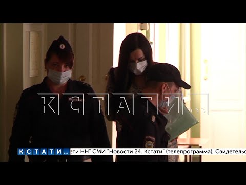 Видео: Нападение на журналистов и признание в любви от обвиняемой в мошенничестве главы отделения банка