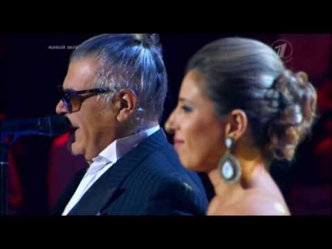 Видео: Андрей Давидян и Арцвик Арутюнян - Never gonna give you up (Голос, 01.11.2013)