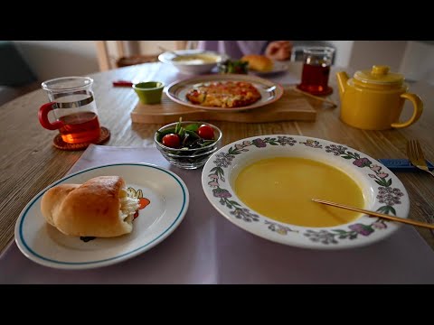 Видео: Занятые будни и праздники готовят/посещают 90-летнее кафе.