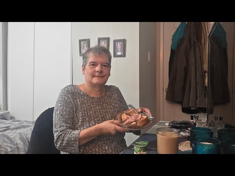 Видео: Утренняя беседа с жареным сыром, ветчиной, йогуртом и кофе