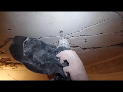 Видео: 4. Укрепление саморезами старой известковой штукатурки на потолке с дранкой. (не)ПОЛНАЯ реставрация.
