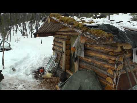 Видео: Доделываем охотничью избу.